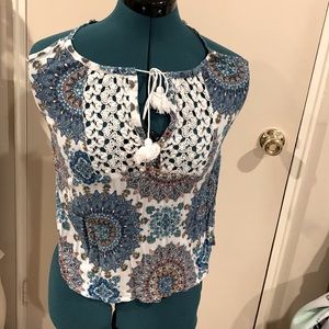 Gauze and lace/crochet cold-shoulder tank